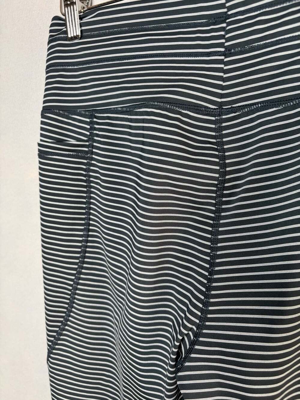 Halara LARGE Leggings Blue White Stripe High Waist Side Pocket Gym 7/8" - Picture 7 of 8